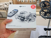 Az állítólagos DJI Neo 3 kiskereskedelmi csomagolása a Neo 2 drón mellett.