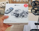 Az állítólagos DJI Neo 3 kiskereskedelmi csomagolása a Neo 2 drón mellett.