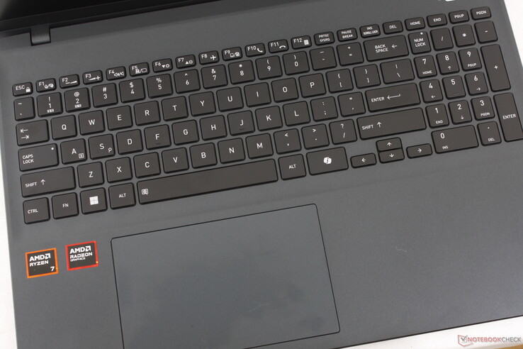 Míg a clickpad mérete megfelelő (~13,4 x 8,3 cm), a visszajelzés szivacsosnak és nem kielégítőnek tűnhet