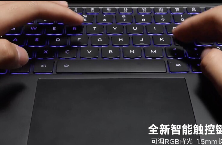 A billentyűzetház 1,5 mm-es billentyűmozgással, állítható RGB háttérvilágítással rendelkezik. 