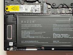 M.2-2280 SSD, akkumulátor és hangszórómodul
