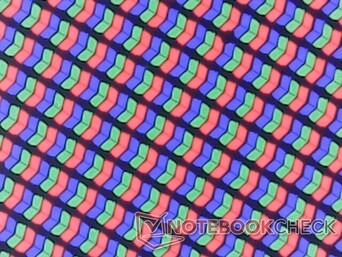 Az RGB képpontok nagyon élesek, mivel ez azon kevés 18 hüvelykes gamer laptopok egyike, amelyek alapfelszereltségként fényes borítással rendelkeznek