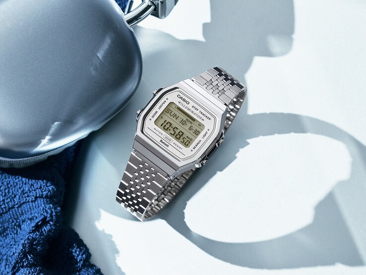 A Casio ABL-100WE-7A rozsdamentes acél karkötővel