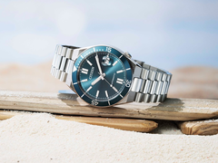 A képen - a Citizen Tsuyosa NJ0231-56L az oldalán, fehér háttér előtt.