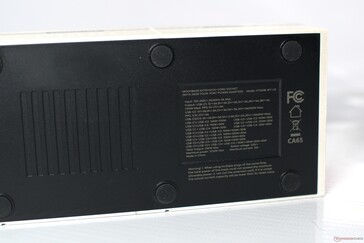 A teljesítményértékek és az USB-C portok teljesítménykombinációi szintén a Holdbázis alján találhatók.