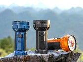 Az Olight Marauder 3 25 000 lumenes zseblámpa éjfélkék, fekete és narancssárga színben kapható.