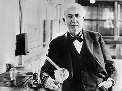 Thomas Edison az általa 1883-ban feltalált villanykörtével (Ismeretlen fotós, Public domain, a Wikimedia Commons-on keresztül)