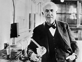 Thomas Edison az általa 1883-ban feltalált villanykörtével (Ismeretlen fotós, Public domain, a Wikimedia Commons-on keresztül)
