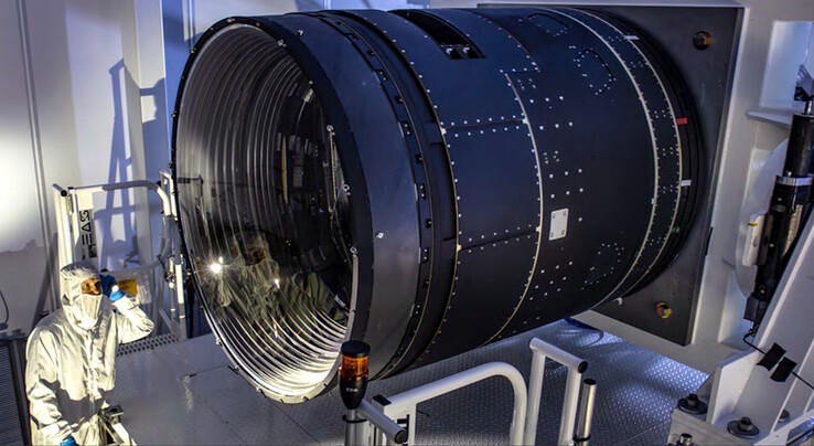 Az LSST kamera 1,57 m-es (1,57 m) és 0,69 m-es (27 in.) objektíveket használ az éjszakai égbolt leképezéséhez. Nem világos, hogy mi a legközelebbi fókusztávolság a szelfikhez. (A kép forrása: J. Ramseyer Orrell/SLAC National Accelerator Laboratory)