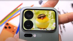 A Xiaomi 17 Pro és a hátoldalon lévő másodlagos képernyő egy tartóssági tesztnek néz elébe (Kép forrása: JerryRigEverything)