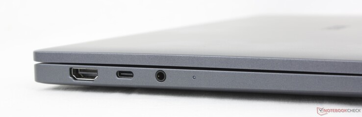 Balra: HDMI 2.1, USB-C Thunderbolt 4 w/ DisplayPort 2.1 + Power Delivery 3.1, 3,5 mm-es fejhallgató