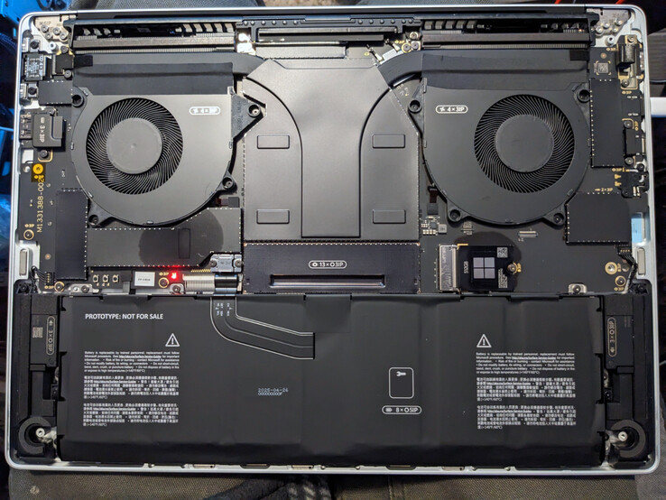 A Surface Laptop Ultra moduláris alsó panellel rendelkezik, de a rácsatlakoztatható alumínium burkolatok megakadályozzák a legtöbb alkatrészhez való hozzáférést.