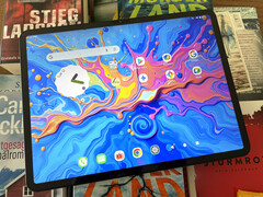 A Teclast Art Pad Pro egy 4096 nyomásfokozatú tollat és egy 30 wattos hálózati adaptert is tartalmaz. (Kép forrása: Notebookcheck)