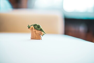 Grogu (népszerű nevén Baby Yoda) miniatűr figurája a Mandaloriánusból (Kép forrása: Victor Serban via Unsplash)