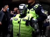 Az Engine AI nevű cég PM01-es robotja volt az első humanoid robot a rendőrség szolgálatában. (Kép forrása: CGTN)