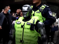 Az Engine AI nevű cég PM01-es robotja volt az első humanoid robot a rendőrség szolgálatában. (Kép forrása: CGTN)