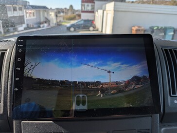 A kameraépítés hibái ellenére a tolatókép még éjszaka is tökéletesen használható