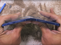 A Samsung Galaxy Z Flip 7 (a képen) a kemény hajlítási teszt után is működött - ráadásul kétszer is. (Kép forrása: JerryRigEverything on YouTube)