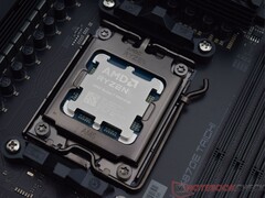 AMD Ryzen X3D processzor AM5 alaplapi foglalatba szerelve (Kép forrása: Notebookcheck)