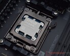AMD Ryzen X3D processzor AM5 alaplapi foglalatba szerelve (Kép forrása: Notebookcheck)