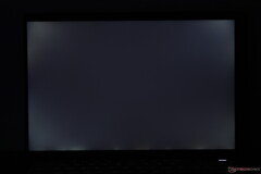 A HP EliteBook X G1i 14 tesztkészülékünkön a háttérvilágítás vérzése nyilvánvaló (Kép forrása: Notebookcheck)