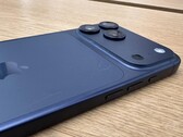 Az iPhone 17 Pro Max mélykék színű kijelzőegységének hátlapján karcolások láthatók. (Kép forrása: Consomac)