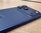 Az iPhone 17 Pro Max mélykék színű kijelzőegységének hátlapján karcolások láthatók. (Kép forrása: Consomac)