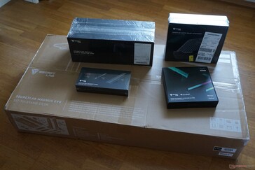 A csomag tartalma: Asztal (nagy csomag) és kiegészítők (monitorkarok, laptop-tartó, RGB LED, kábelrendező)