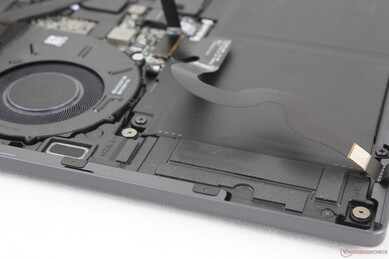 A lefelé és felfelé irányuló hangszórók méretükhöz képest meglehetősen erősek, összesen 10 W-os teljesítményűek