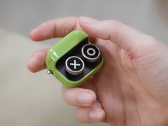 A Boox Tappy kattogó gombokkal és újratölthető akkumulátorral rendelkezik.