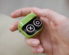 A Boox Tappy kattogó gombokkal és újratölthető akkumulátorral rendelkezik.