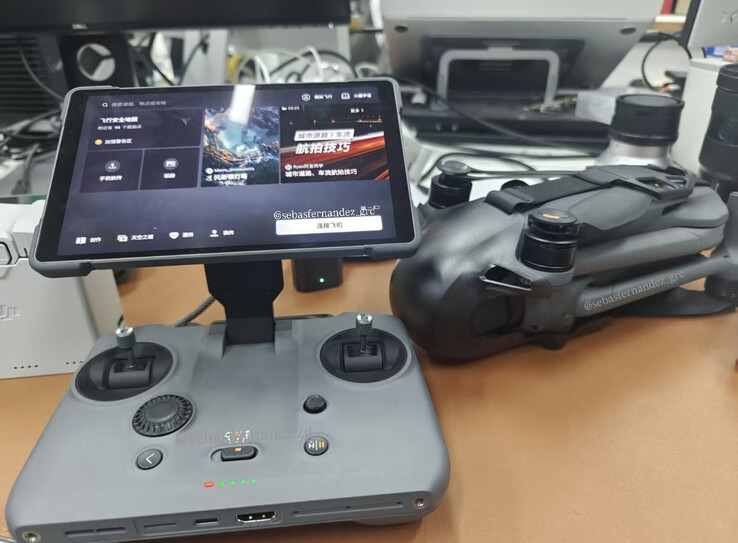Az RC Pro 2 beépített HDMI kimenettel és mikrofonnal rendelkezik, amely támogatja a DJI külső mikrofonjait. (Kép forrása: Sebastián Fernández)