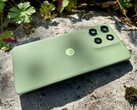 A Motorola Moto G56 négy színváltozatban kapható. A mi felülvizsgálati egységünk Pantone Dill zöld színben látható. (Kép forrása: Notebookcheck)