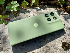 A Motorola Moto G56 négy színváltozatban kapható. A mi felülvizsgálati egységünk Pantone Dill zöld színben látható. (Kép forrása: Notebookcheck)