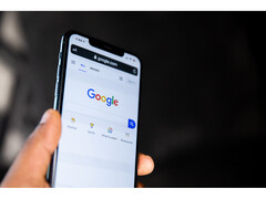 Egy fénykép, amelyen egy okostelefont tartó kéz látható, a képernyőn pedig a Google Search kezdőlapja van megnyitva. (A kép forrása: Solen Feyissa a Flickr-en)