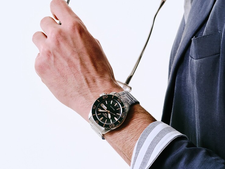 Seiko 5 Sports SKX HDB005 karóra egy személy csuklóján viselve