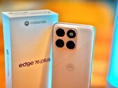 A Motorola Edge 70 Plus valójában olcsóbb, és kissé visszafogottabb felszereltségű az Edge 70-hez képest.