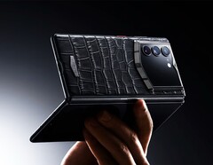A Vertu AlphaFold opcionálisan borjú- vagy aligátorbőrrel borított.