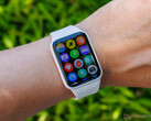 A Smart Band 10 Pro (a képen) 1,74 hüvelykes AMOLED kijelzővel rendelkezik
