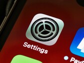 Közelkép az iPhone képernyőjén látható Beállítások alkalmazás ikonjáról