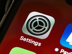 Közelkép az iPhone képernyőjén látható Beállítások alkalmazás ikonjáról