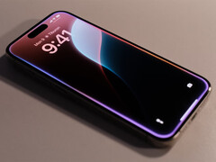 Az iPhone 16 Pro hagyományos OLED-kijelzőt használ, ellentétben az iPad Pro testvéreivel. (Kép forrása: Appshunter.io & Unsplash)