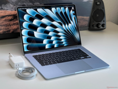Apple 15 hüvelykes MacBook Air töltővel és kábellel az asztalon (Kép forrása: Notebookcheck)