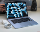 Apple 15 hüvelykes MacBook Air töltővel és kábellel az asztalon (Kép forrása: Notebookcheck)