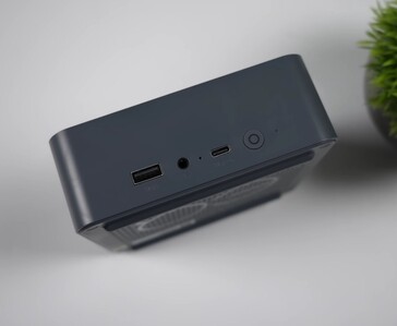A Beelink EQi 304 mini PC elülső I/O-paneljén található egy USB Type-A port, egy 3,5 mm-es audiocsatlakozó, egy USB-C port és a bekapcsológomb.
