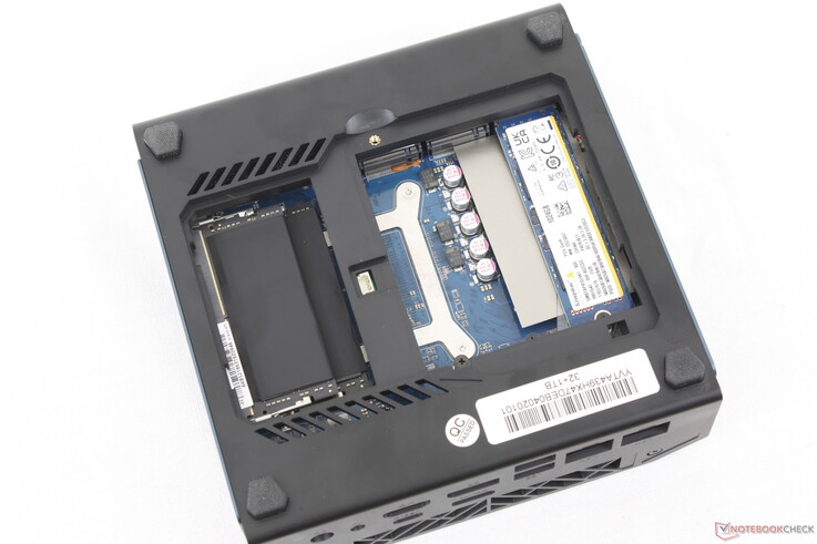 Három M.2 2280 SSD-bővítőhely és két DDR5 SODIMM-bővítőhely könnyen hozzáférhető egy Phillips csavarhúzóval