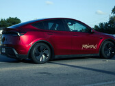 A Tesla Model Y robotaxi Ultra Red színben. (Kép forrása: @AdanGuajardo/X)