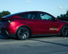 A Tesla Model Y robotaxi Ultra Red színben. (Kép forrása: @AdanGuajardo/X)