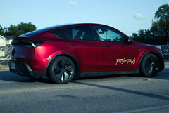 A Tesla Model Y robotaxi Ultra Red színben. (Kép forrása: @AdanGuajardo/X)