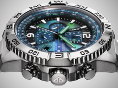 A képen - a Citizen Promaster Sky AT8220-55W számlapjának és tokjának közeli képe világos színátmenetes háttér előtt. (Kép forrása: Citizen HK)